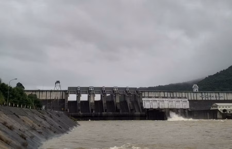 Xí nghiệp Thủy lợi Định Bình vẫn đang điều tiết nước về hạ du đảm bảo vận hành liên hồ lưu vực sông Kôn-Hà Thanh. Ảnh: T.Lợi