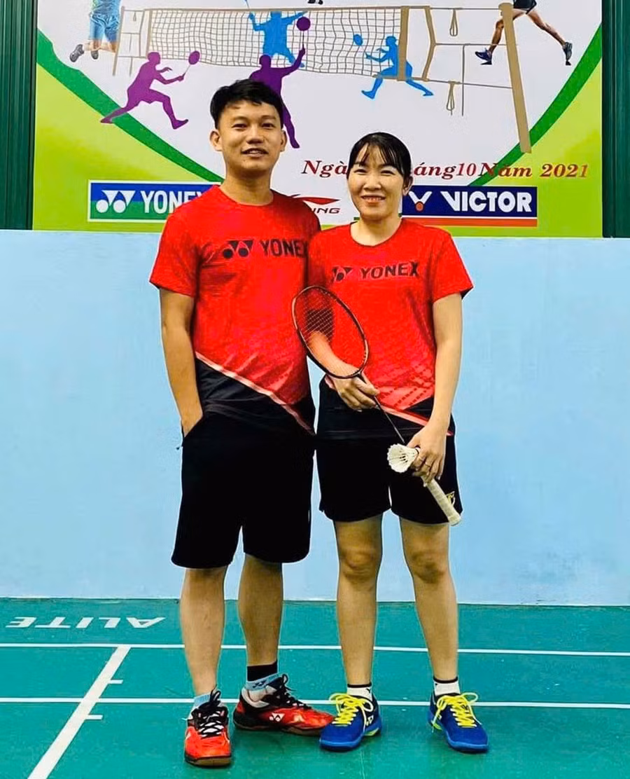 Vợ chồng chị Hà là những người truyền lửa, phát triển phong trào cầu lông tại Ayun Pa. Ảnh: NVCC