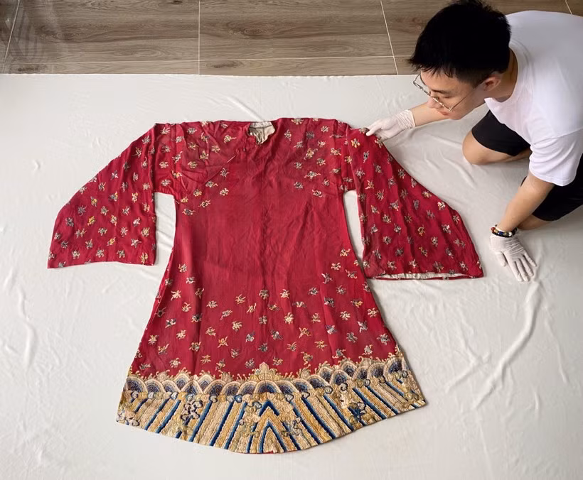 La Quốc Bảo đánh giá hiện trạng chiếc áo cưới hoàng gia triều Nguyễn vừa được sưu tầm từ Hà Lan.