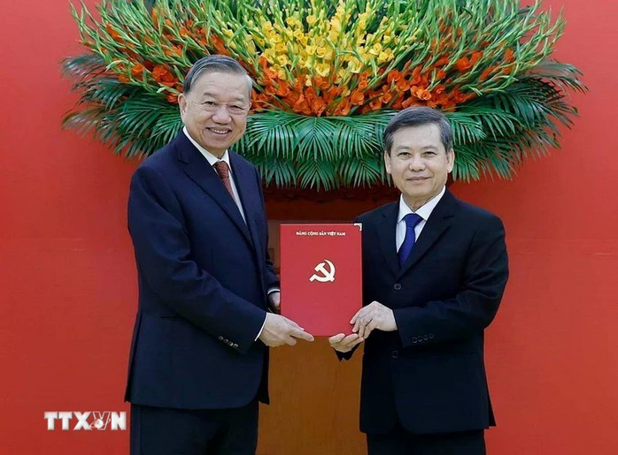 Tổng Bí thư Tô Lâm trao Quyết định của Bộ Chính trị điều động, phân công, bổ nhiệm ông Lê Minh Trí giữ chức Phó Trưởng Ban Thường trực Ban Nội chính Trung ương. Ảnh: TTXVN