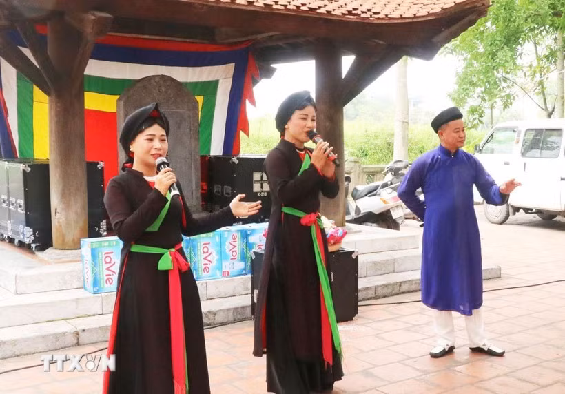 Hát dân ca quan họ tại Lễ hội Đền Đô. (Ảnh: Đỗ Huyền/TTXVN)