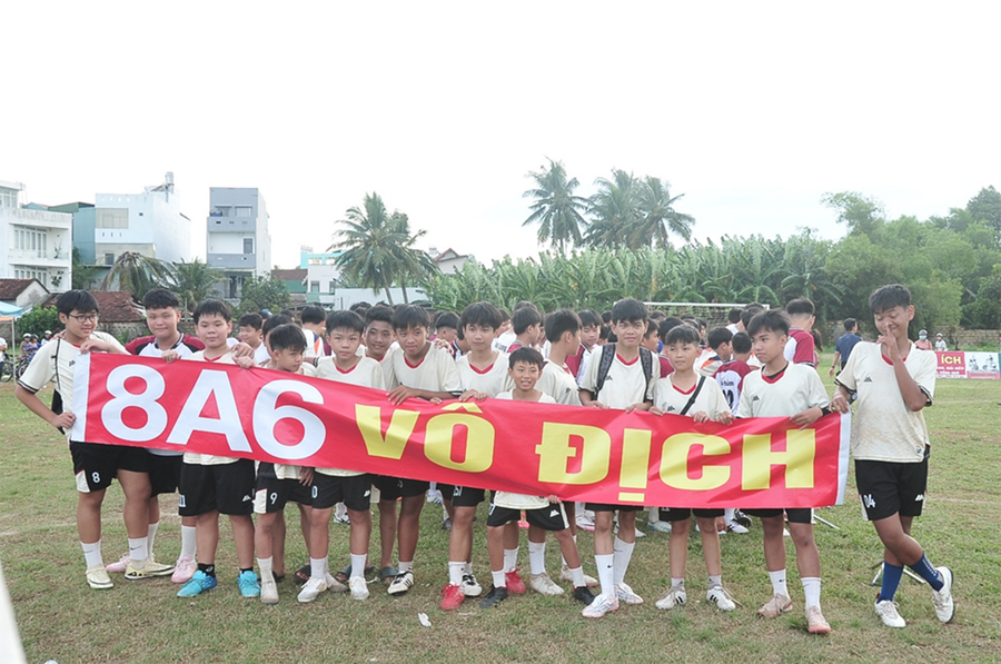 Đội bóng lớp 8A6 vui mừng đoạt chức vô địch khối lớp 8 Giải Bóng đá học sinh Trường THCS Bồng Sơn. Ảnh: ĐVCC