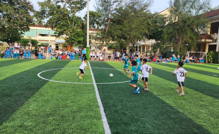 Trường Tiểu học số 1 Hoài Thanh Tây (phường Hoài Nhơn) vừa tổ chức thành công Giải bóng đá mini tranh Cúp Viethome. Ảnh: ĐVCC
