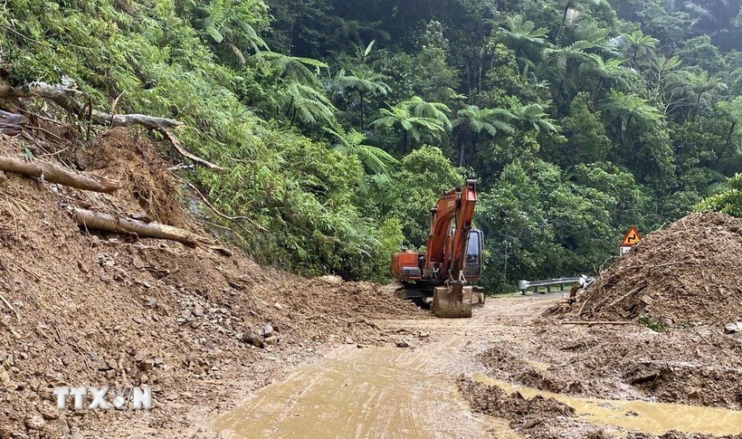 Điểm sạt lở trên đường Hồ Chí Minh nhánh Tây, địa phận thành phố Huế được thông xe một làn trong ngày 6/11. (Ảnh: TTXVN phát)