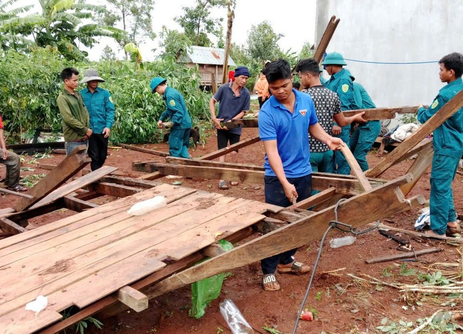 Các lực lượng hỗ trợ người dân Gia Lai khắc phục hậu quả do bão. Ảnh: Khánh Phong