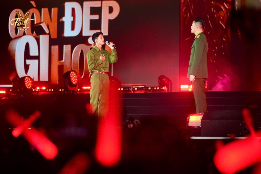 Nguyễn Hùng và Vũ thể hiện ca khúc 'Còn gì đẹp hơn'