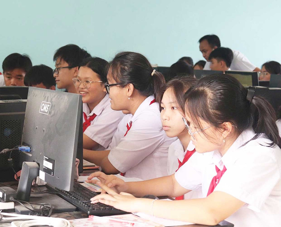 Một buổi học Tin học của học sinh Trường THCS Tuy Phước (xã Tuy Phước).