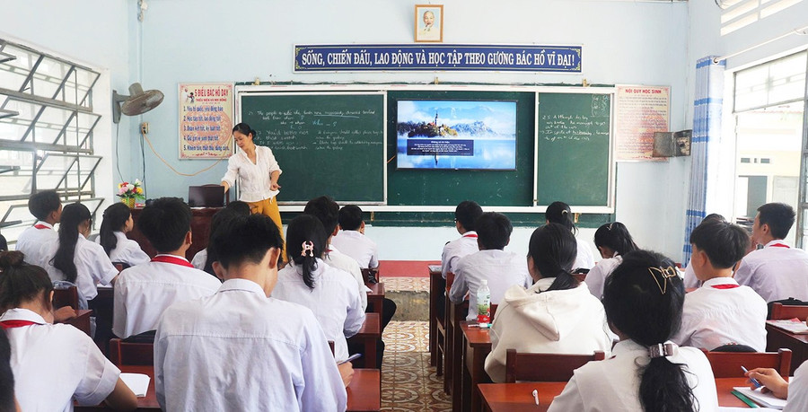 Một buổi học trên lớp của học sinh Trường THCS Phước Thuận (xã Tuy Phước). Ảnh: Hồ Điểm