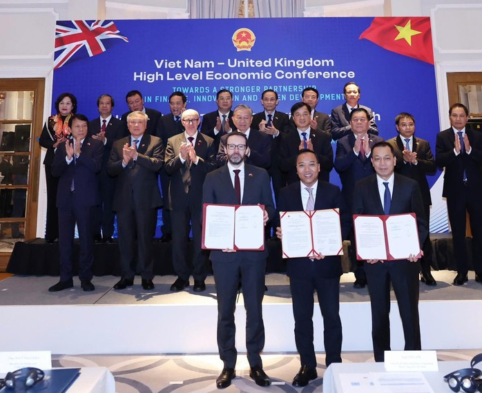 Đại sứ Anh Iain Frew và Thứ trưởng Bộ Công Thương Nguyễn Hoàng Long trao Biên bản ghi nhớ về Đối tác Năng lượng sạch