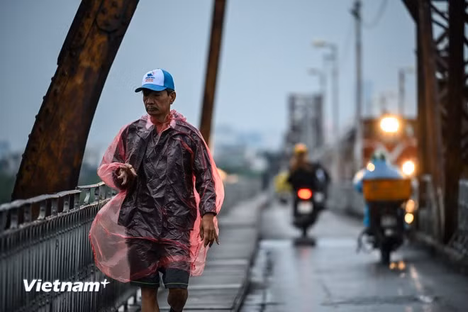Theo Trung tâm Dự báo Khí tượng Thủy văn Quốc gia, đợt không khí lạnh lần này chỉ là mở đầu cho chuỗi ngày rét sớm năm nay. Dự báo, không khí lạnh sẽ còn tăng cường vào cuối tháng 10 và đầu tháng 11, trong đó nhiệt độ thấp nhất có thể xuống dưới 17 độ C vào ban đêm. Mức giảm sâu nhất dự kiến rơi vào tháng 12/2025 - tháng 1/2026. (Ảnh: Minh Sơn/Vietnam+)