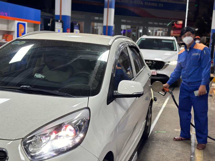 Từ 15 giờ chiều 6-11, giá xăng RON95-III giảm về 20.416 đồng/lít.