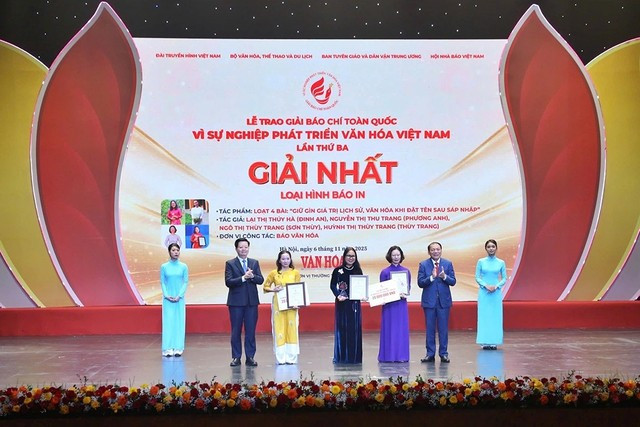 Phó thủ tướng Mai Văn Chính và Bộ trưởng Bộ VH-TT-DL Nguyễn Văn Hùng trao giấy chứng nhận và kỷ niệm chương cho nhóm tác giả đoạt giải nhất. Ảnh: Nguyễn Trường