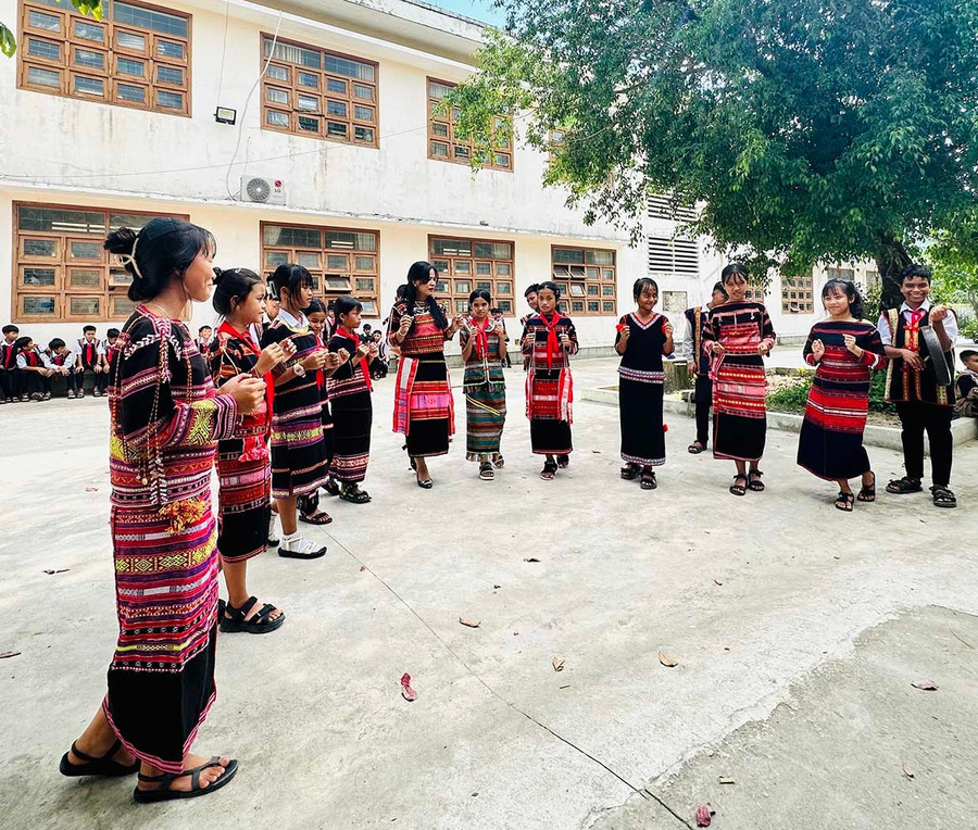 Thành viên Câu lạc bộ “Thủ lĩnh của sự thay đổi” Trường THCS bán trú Canh Thuận tham gia hoạt động văn nghệ.