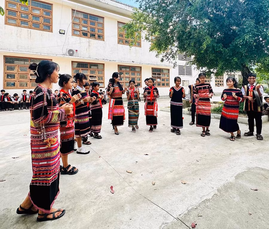 Thành viên Câu lạc bộ “Thủ lĩnh của sự thay đổi” Trường THCS bán trú Canh Thuận tham gia hoạt động văn nghệ.