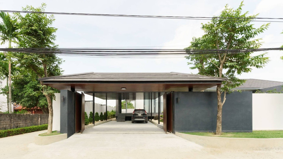 Nhà mở hướng ra khu vườn rộng bên ngoài