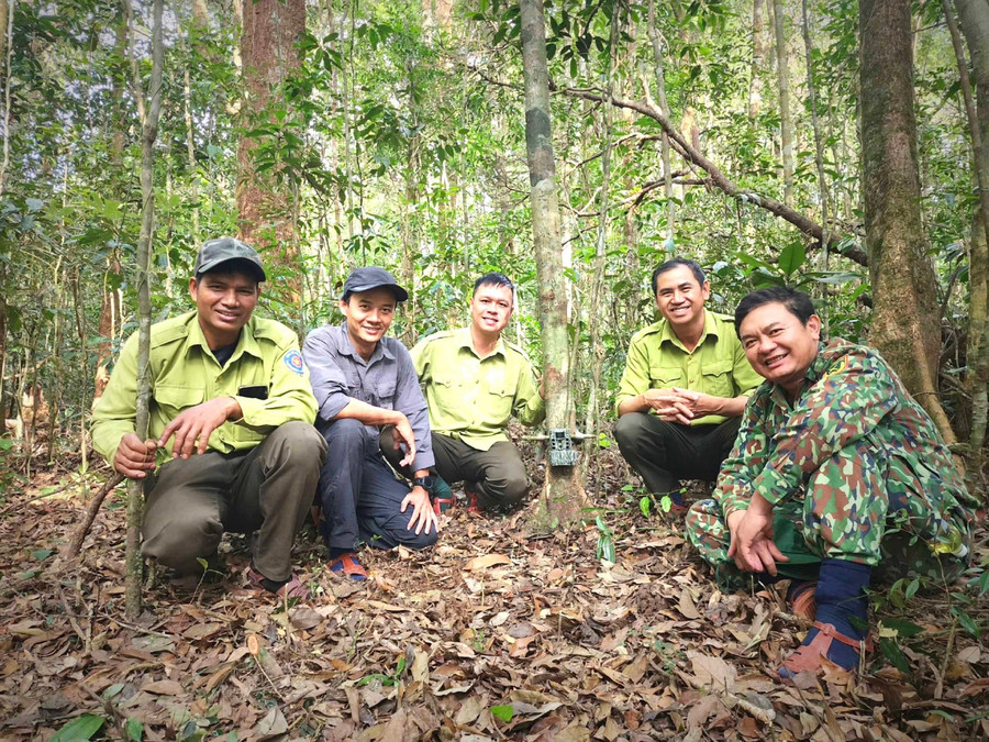 Thạc sĩ Nguyễn Ái Tâm (thứ 2 từ trái sang) trong một chuyến thực địa cùng cán bộ Vườn Quốc gia Kon Ka Kinh. Ảnh: Minh Phương