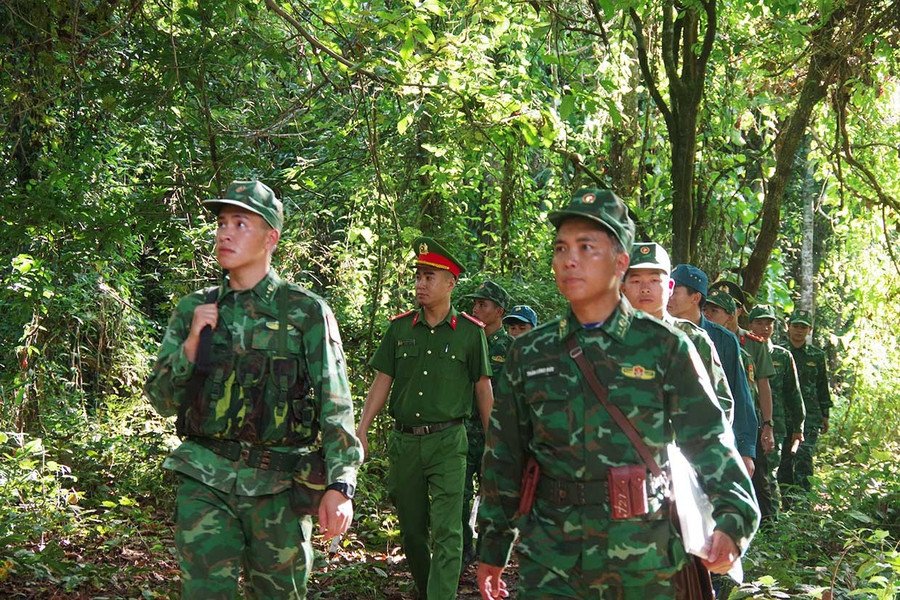 Cán bộ, chiến sĩ Đồn Biên phòng Ia Púch tuần tra bảo vệ biên giới. Ảnh: Công Cường