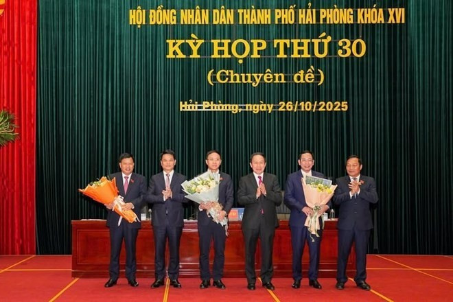 Lãnh đạo thành phố Hải Phòng chúc mừng các ông Vũ Tiến Phụng (ngoài cùng bên trái) và ông Lê Trung Kiên (thứ 2 từ phải qua). (Nguồn: Báo Chính phủ) pho-chu-tich-ubnd-tp-hai-phong.jpg