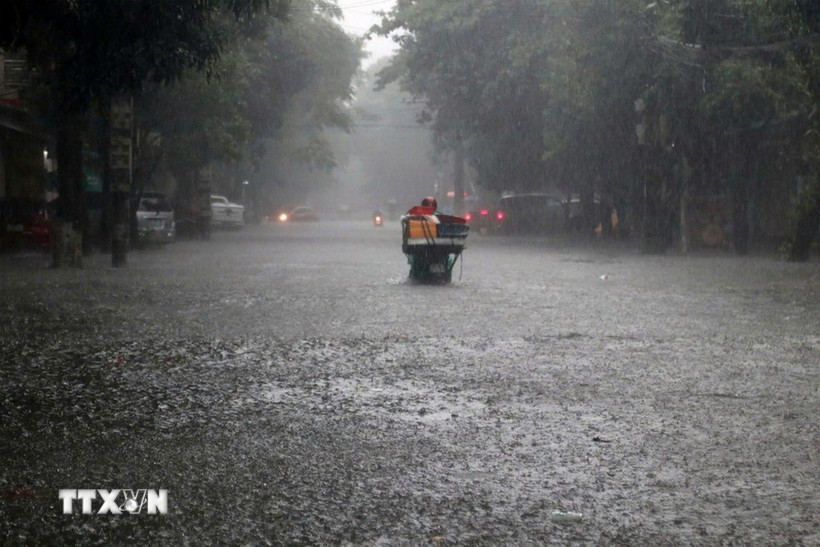 Mưa lớn khiến nhiều tuyến đường tại Nghệ An ngập nặng. (Ảnh: TTXVN phát)