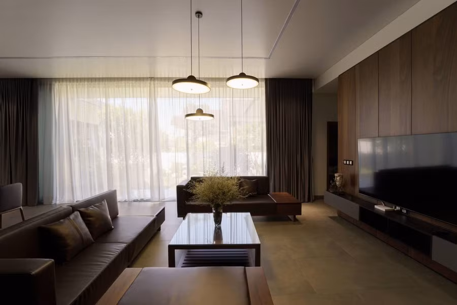 Phòng khách đầy đủ tiện nghi với nội thất chủ yếu được làm từ vật liệu gỗ kết hợp với da