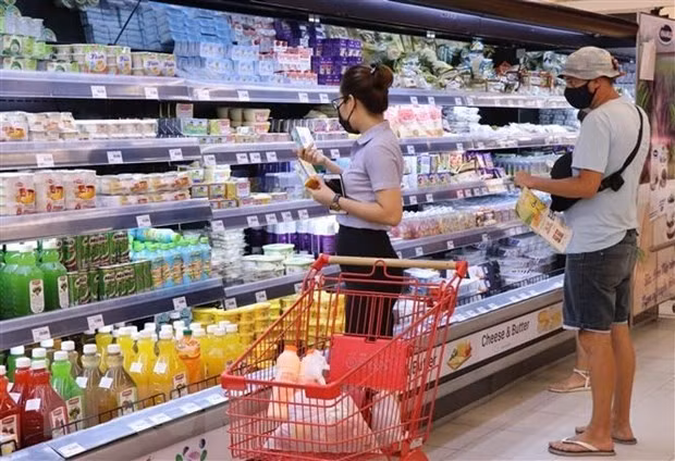 Bảo đảm nguồn cung hàng hóa thiết yếu, không để lợi dụng thiên tai tăng giá bất hợp lý. Ảnh: TTXVN