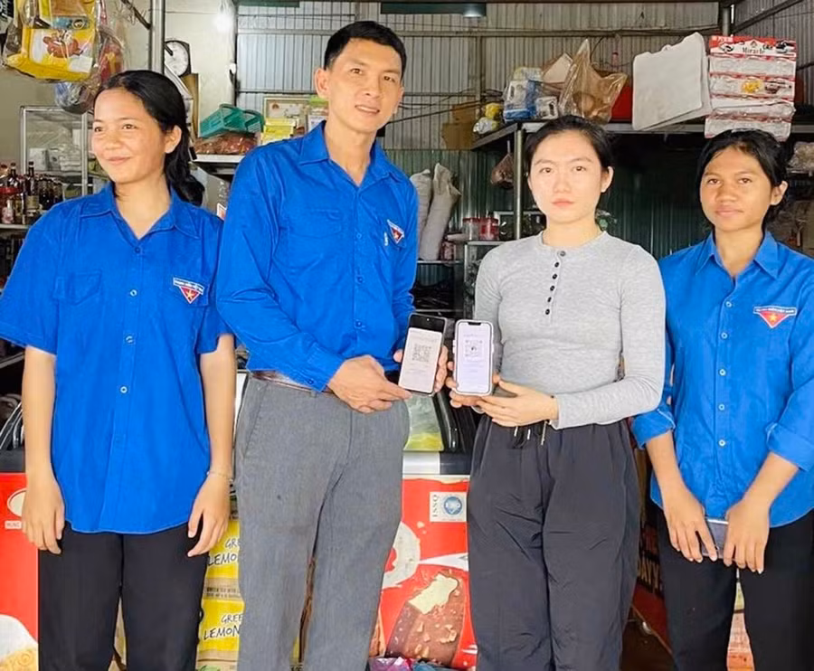 Tổ công nghệ số thanh niên xã Ia Pnôn hướng dẫn tiểu thương tạo mã QR thanh toán. Ảnh: Đoàn xã Ia Pnôn