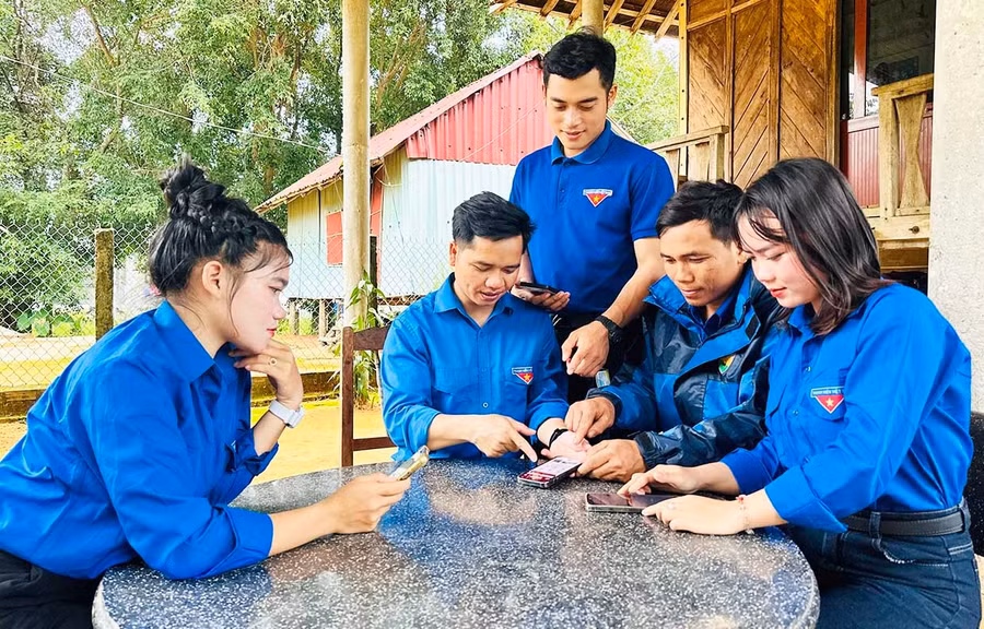 Tổ công nghệ số thanh niên xã Canh Liên hướng dẫn người dân làng Kà Bông cài đặt và sử dụng ứng dụng VNeID trên điện thoại.