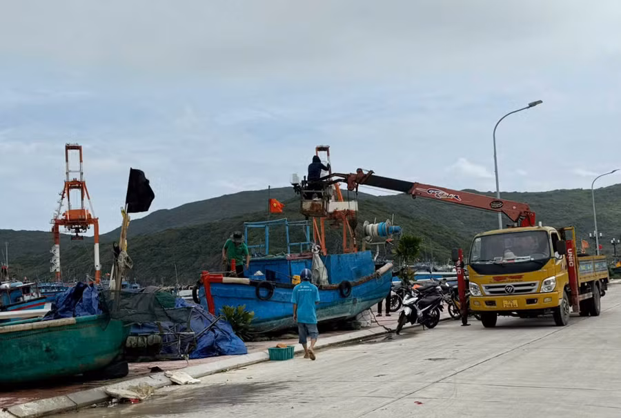 Chủ động bố trí sẵn lực lượng, phương tiện tại các khu vực trọng điểm xung yếu theo phương châm 4 tại chỗ để triển khai công tác ứng phó bão, mưa lũ, cứu hộ, cứu nạn khi có tình huống xấu xảy ra,... Ảnh: P.V