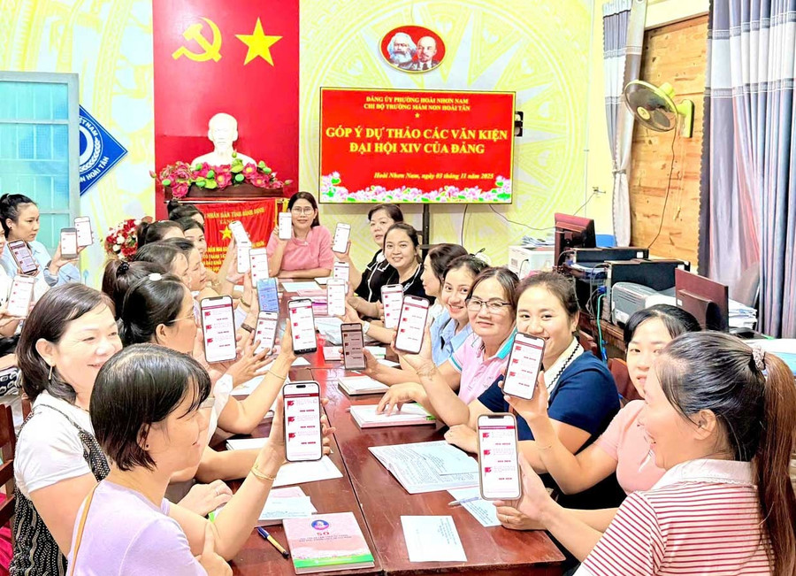Đảng viên tại Chi bộ Trường Mầm non Hoài Tân (phường Hoài Nhơn Nam) tham gia góp ý trực tuyến dự thảo văn kiện Đại hội XIV.