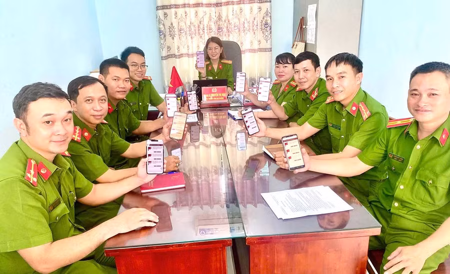 Cán bộ, chiến sĩ Công an phường Hoài Nhơn Nam tham gia góp ý dự thảo văn kiện Đại hội XIV qua VNeID.