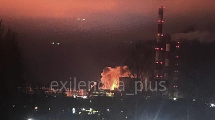 Ngọn lửa bốc lên từ Kostroma GRES sau vụ tấn công bằng máy bay không người lái. Ảnh: Telegram