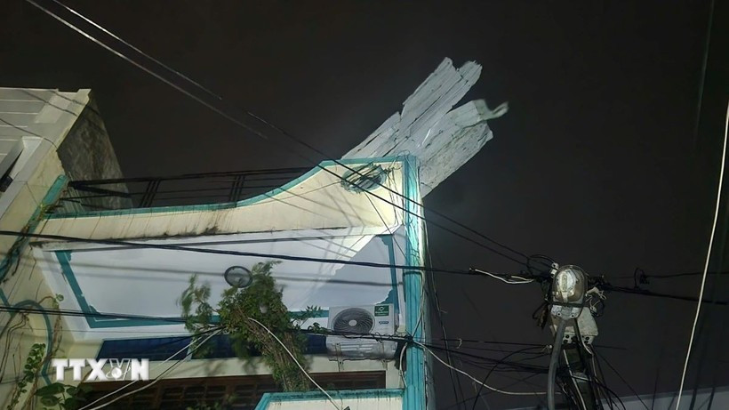 Nhà của người dân Quy Nhơn bị tốc mái do gió giật kinh hoàng sau khi bão đổ bộ. (Ảnh: Sỹ Thắng/TTXVN)