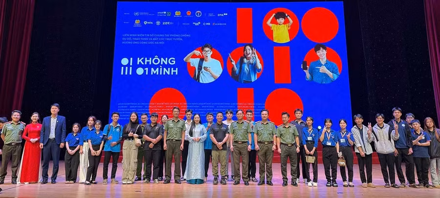 Chương trình “Không một mình - Cùng nhau an toàn trực tuyến” tổ chức tại Trường Đại học Quy Nhơn thu hút 1.000 sinh viên tham dự.