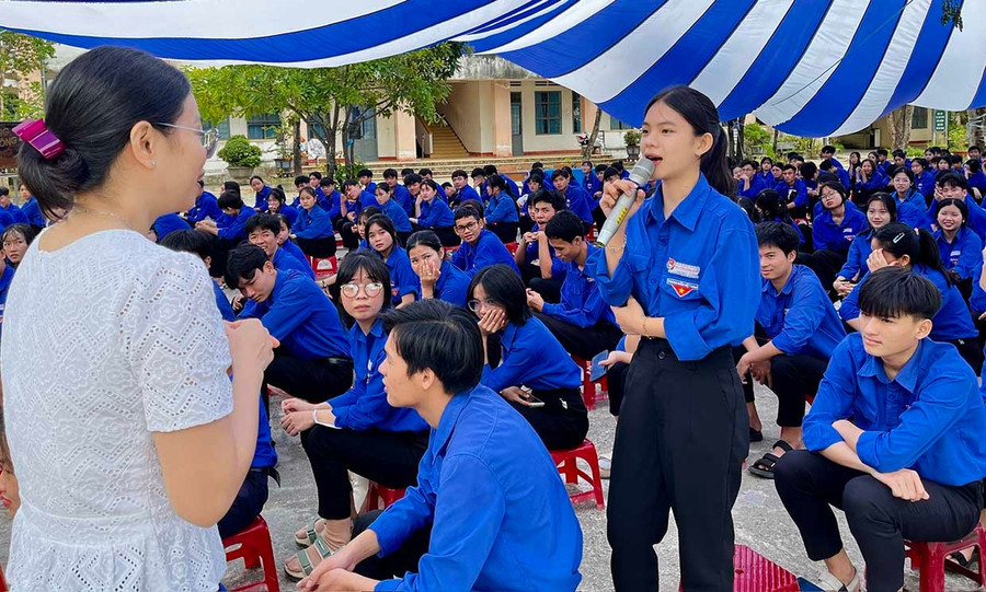 Cán bộ Sở Tư pháp tuyên truyền pháp luật cho học sinh Trường THPT Nguyễn Hồng Đạo (xã Hòa Hội) qua hình thức hỏi đáp. Ảnh: N.C