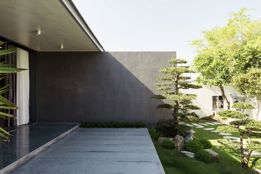 Nhà mở hướng ra khu vườn rộng bên ngoài Nhà mở hướng ra khu vườn rộng bên ngoài