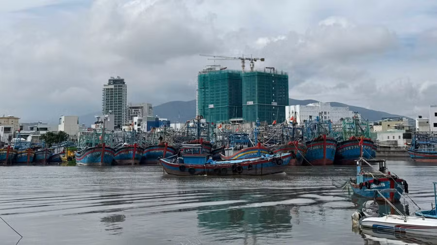 Bằng mọi biện pháp thông tin, kêu gọi, hướng dẫn tàu thuyền về nơi tránh trú an toàn. Ảnh: P.V