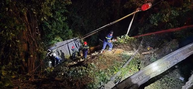 Kéo xe bị nạn lên đường. ẢNH: L.V