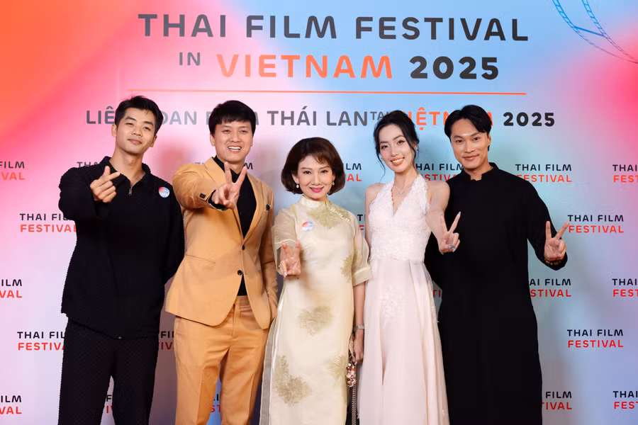 NSND Mỹ Uyên, diễn viên Quách Ngọc Tuyên cùng một số diễn viên tại sự kiện. Ảnh: BTC