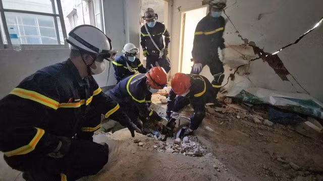 Lực lượng cứu hộ của Bộ Công an tìm kiếm các nạn nhân. Ảnh: C07