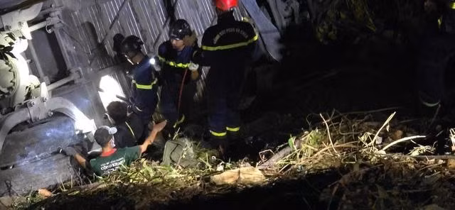 Lực lượng cứu hộ đưa người bị nạn lên khỏi vực. ẢNH: L.V