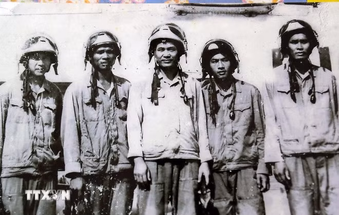 Phi công Hoàng Biểu (giữa) cùng đồng đội. (Ảnh: Nhân vật cung cấp/TTXVN phát)