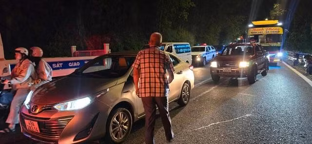 Giao thông ách tắc trên đèo Bảo Lộc. ẢNH: L.V