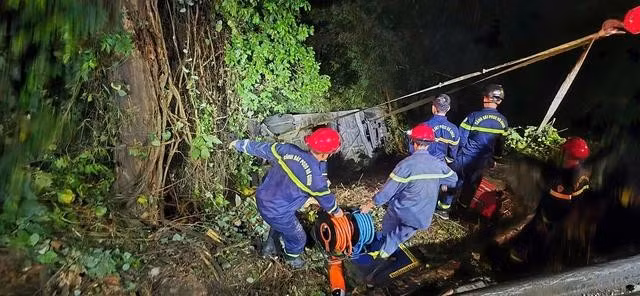 Lực lượng chức năng đưa xe khách trong vụ tai nạn ở đèo Bảo Lộc lên. ẢNH: L.V