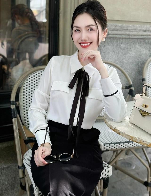 Trở lại với phiên bản dịu dàng và thanh lịch hơn. Một chiếc áo sơ mi với cổ nơ mềm mại, vừa nữ tính vừa trang nhã, mang đến nét duyên dáng mà không cần quá nhiều chi tiết. Gam màu trắng tinh khôi kết hợp viền đen mạnh mẽ - một sự hài hòa hoàn hảo cho những cô nàng yêu phong cách hiện đại nhưng vẫn giữ trọn vẻ dịu dàng. ẢNH: CEILIO