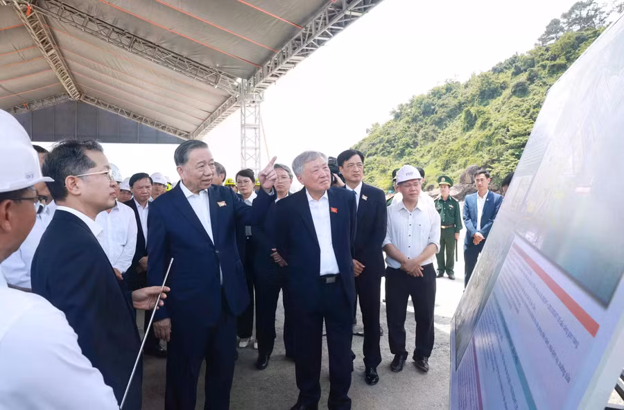 Tổng Bí thư Tô Lâm thăm dự án đầu tư, xây dựng Bến cảng Liên Chiểu