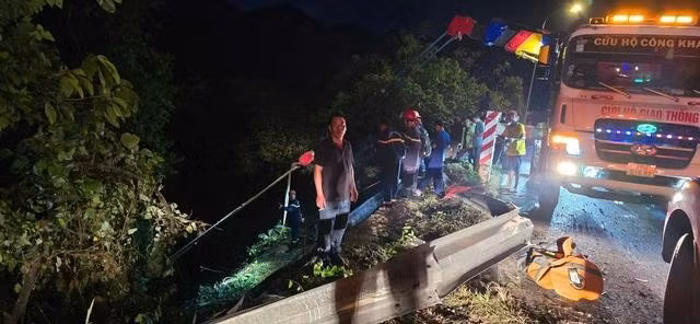 Cứu hộ trong vụ tai nạn ở đèo Bảo Lộc. ẢNH: L.V