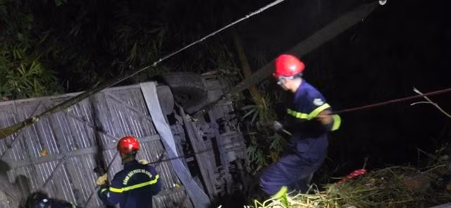 Lực lượng chức năng kéo xe khách trong vụ tai nạn ở đèo Bảo Lộc lên. ẢNH: L.V