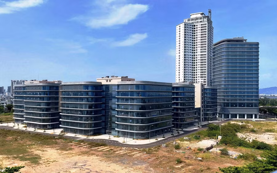 Cơ cấu kinh tế của TP.Đà Nẵng đang dần dịch chuyển sang lĩnh vực công nghệ cao, vi mạch bán dẫn (Trong ảnh: Công viên Phần mềm số 2 Đà Nẵng vừa đi vào hoạt động). ẢNH: HOÀNG SƠN