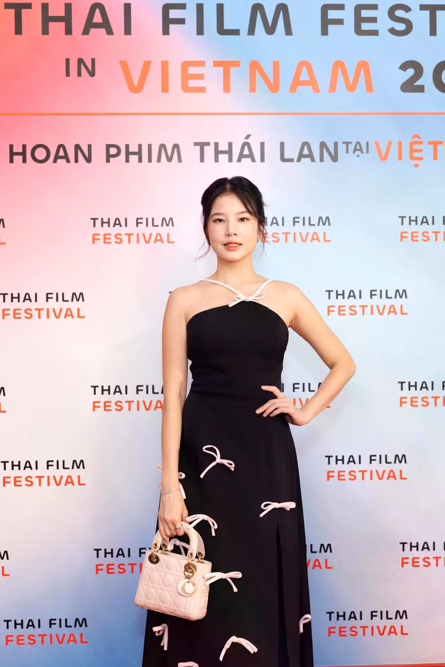 Diễn viên Sananthachat Thanapatpisal hào hứng khi được nhiều khán giả Việt Nam nhận ra. Cô được biết đến qua vai diễn Dao trong phim học đường đình đám Tuổi nổi loạn và vai Jai trong Nam thần xe ôm. Ảnh: BTC