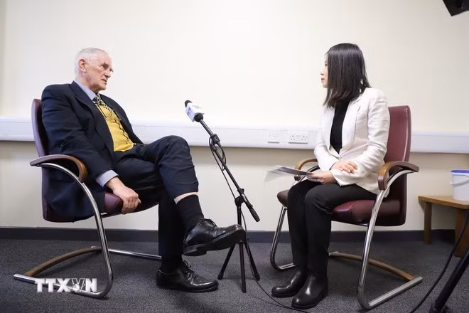 Tiến sỹ Simon Best, Đại học Middlesex (Anh) trả lời phỏng vấn của TTXVN về Nghị quyết số 57-NQ/TW. (Ảnh Hữu Tiến/TTXVN)